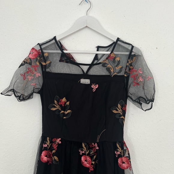 Beautiful Embroidered Dress from Germany - Picture 2 of 6